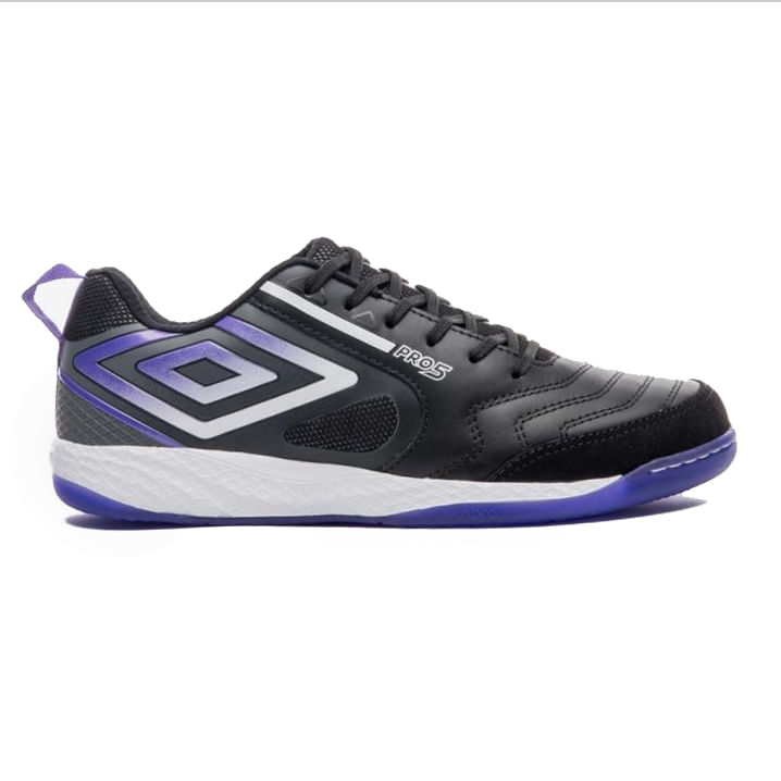 Chuteira de futsal Umbro Pro 5 Bump preta masculina vista lateral com detalhes em roxo e branco